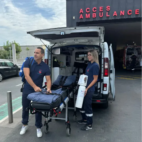 equipe ambulancier nimes preparant soin a bord de l ambulance