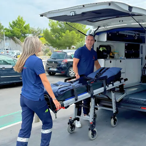 equipe jerrise ambulanciers nimes et gard chargeant civiere