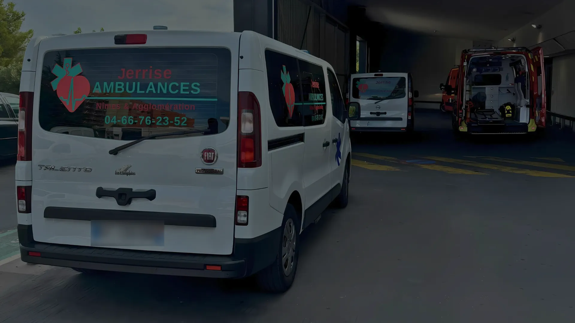 Véhicules Jerrise Ambulances stationnés ensemble devant leur bâtiment à Nîmes